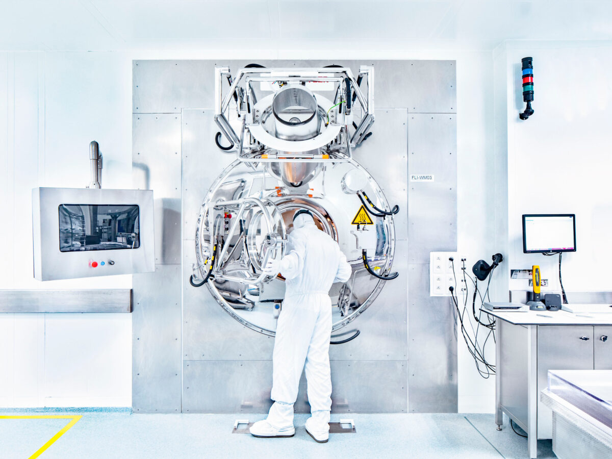 Cleanroom isolator unit, Datwyler, Alken, Belgium, industrial photography by Scanderbeg Sauer