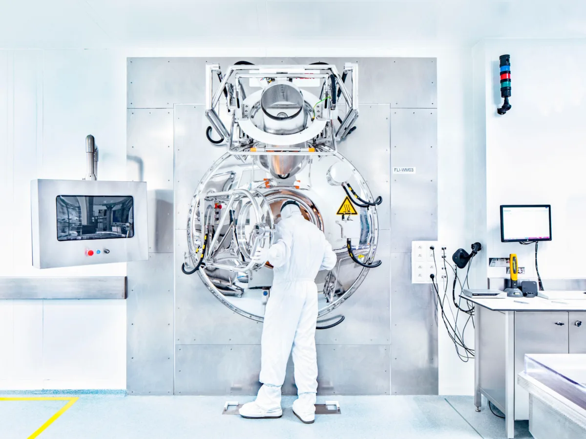 Cleanroom isolator unit, Datwyler, Alken, Belgium, industrial photography by Scanderbeg Sauer