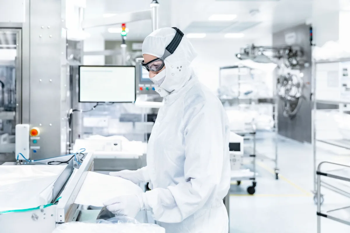Technician in cleanroom, Datwyler, Alken, Belgium, industrial photography by Scanderbeg Sauer