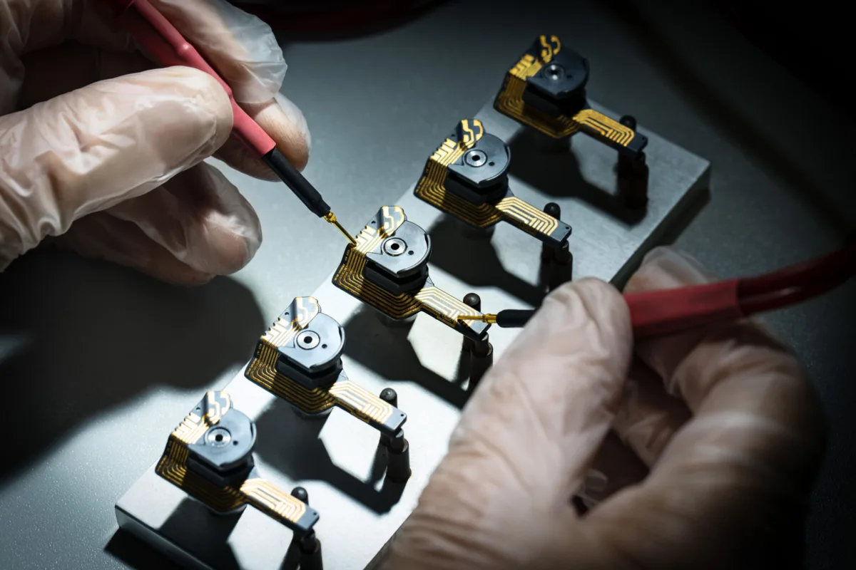 Handmontage von Steckverbindern am Produktionsplatz bei Harting Biel, Industriefotografie von Scanderbeg Sauer