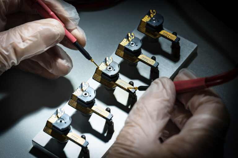 Handmontage von Steckverbindern am Produktionsplatz bei Harting Biel, Industriefotografie von Scanderbeg Sauer