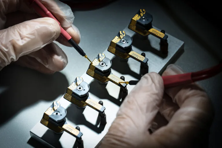 Handmontage von Steckverbindern am Produktionsplatz bei Harting Biel, Industriefotografie von Scanderbeg Sauer