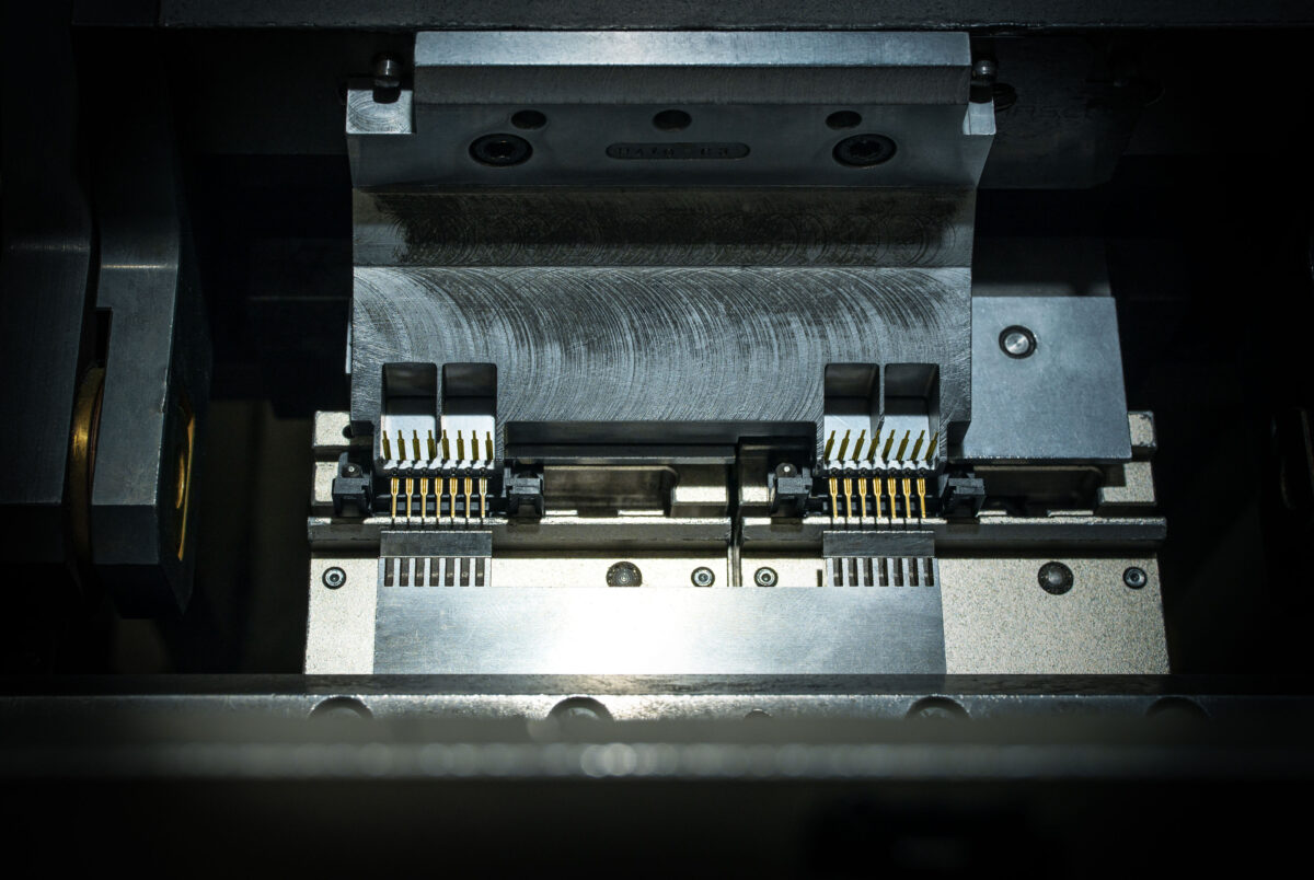 Montagewerkzeug für Steckverbinder in der Aufsicht bei Harting Biel, Industriefotografie von Scanderbeg Sauer