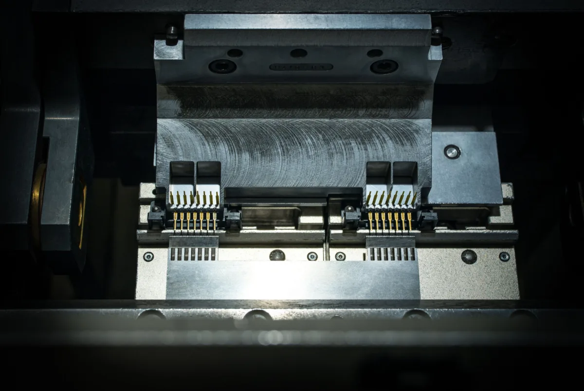 Montagewerkzeug für Steckverbinder in der Aufsicht bei Harting Biel, Industriefotografie von Scanderbeg Sauer