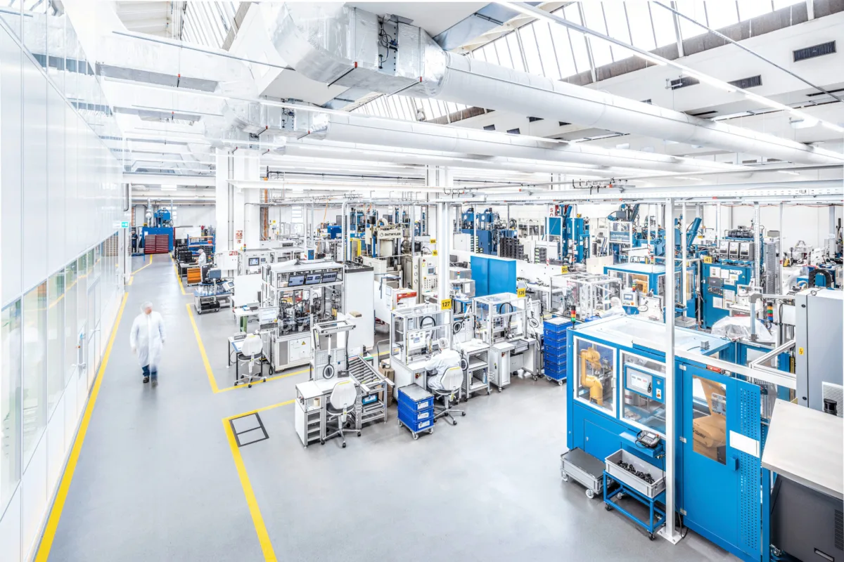 Production floor overview at Datwyler Sealing Solutions, Swissmem, Association of MEM Industries, Switzerland, industrial photography by Scanderbeg Sauer