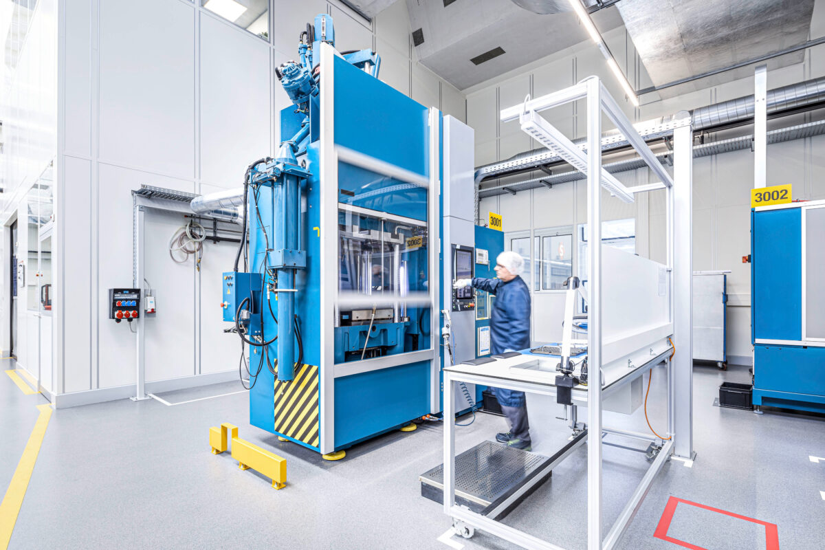 Production hall at Datwyler Sealing Solutions, Swissmem, Association of MEM Industries, Switzerland, industrial photography by Scanderbeg Sauer