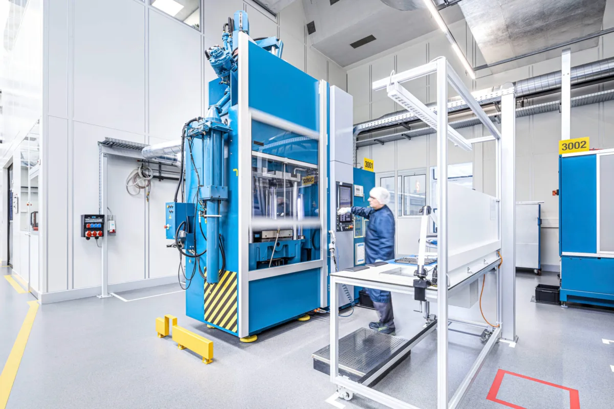 Production hall at Datwyler Sealing Solutions, Swissmem, Association of MEM Industries, Switzerland, industrial photography by Scanderbeg Sauer