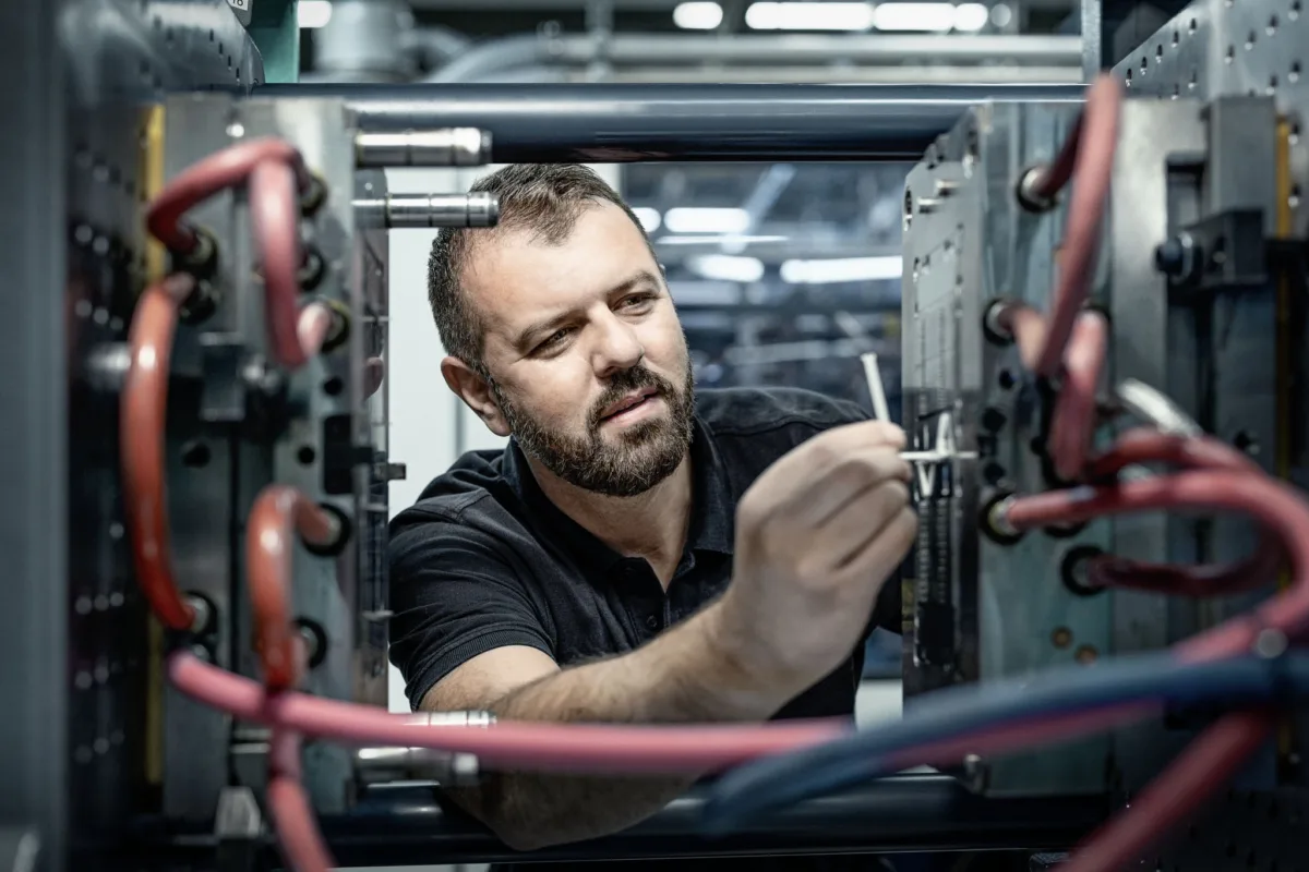 Mitarbeiter an der Maschine bei Harting Biel, Unternehmensfotografie von Scanderbeg Sauer