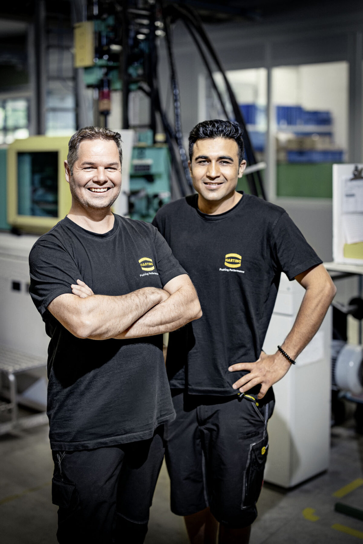 Doppelportrait zweier Mitarbeiter in der Produktion bei Harting Biel, Unternehmensfotografie von Scanderbeg Sauer
