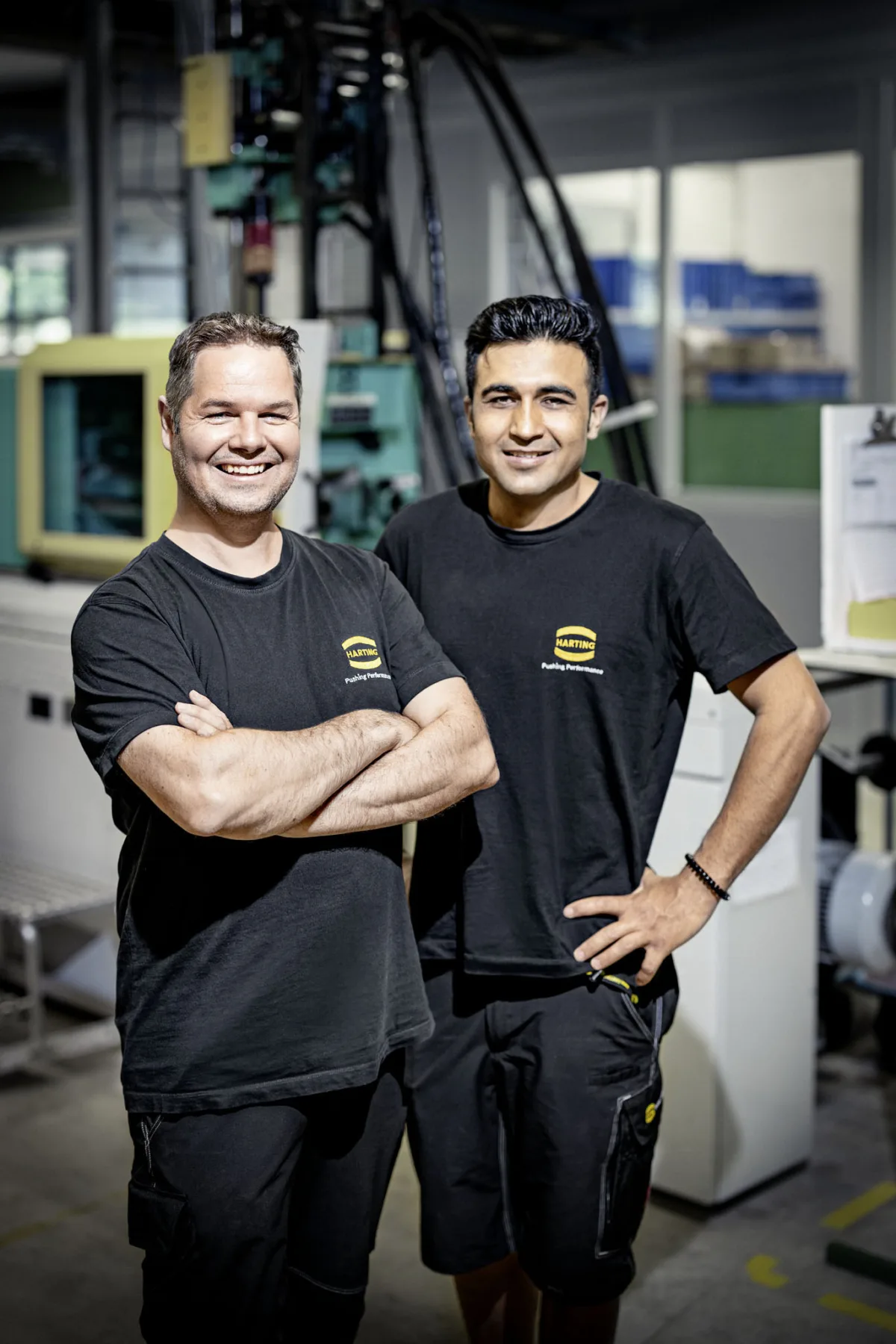 Doppelportrait zweier Mitarbeiter in der Produktion bei Harting Biel, Unternehmensfotografie von Scanderbeg Sauer