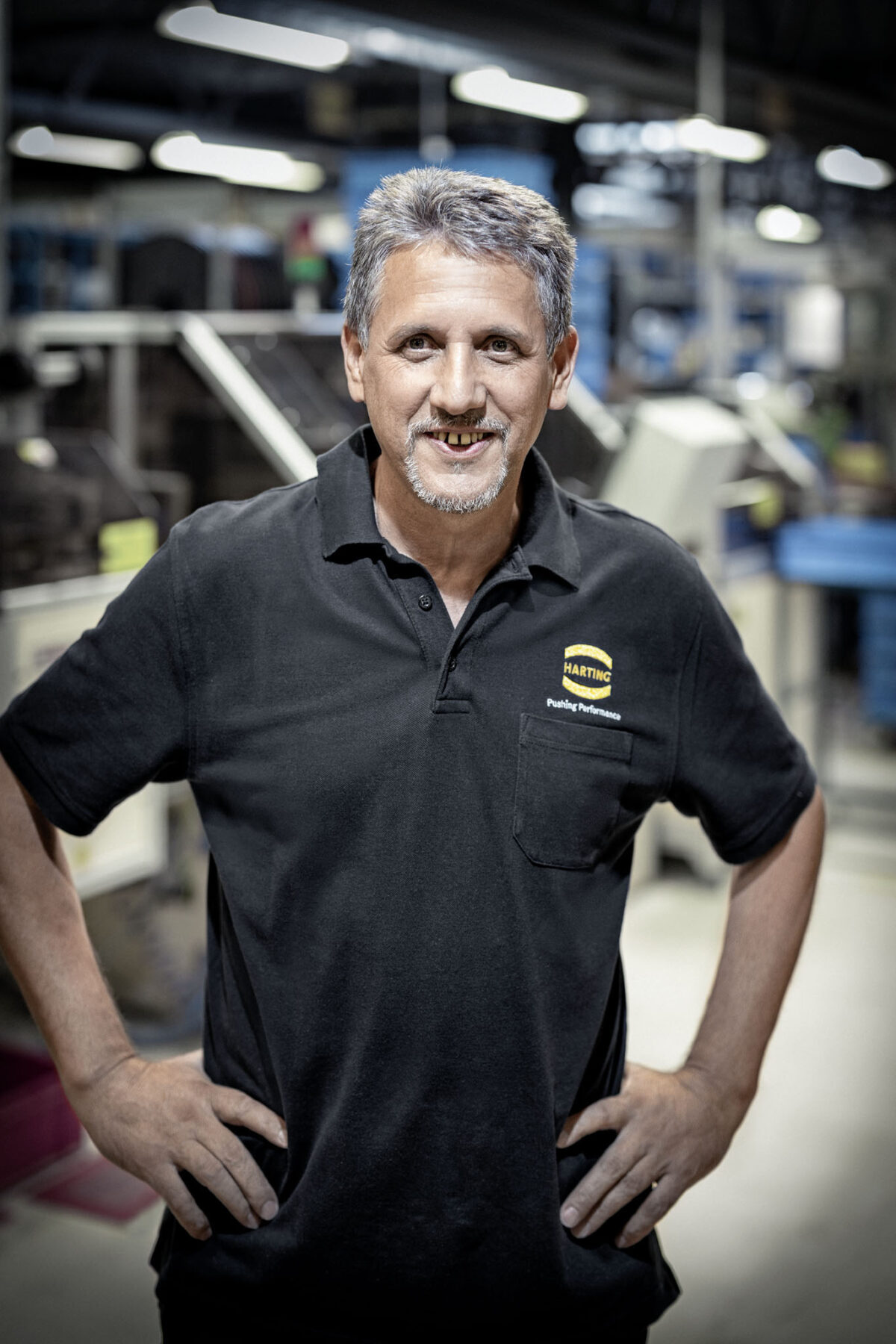 Portrait eines Mitarbeiters in der Produktionshalle bei Harting Biel, Unternehmensfotografie von Scanderbeg Sauer