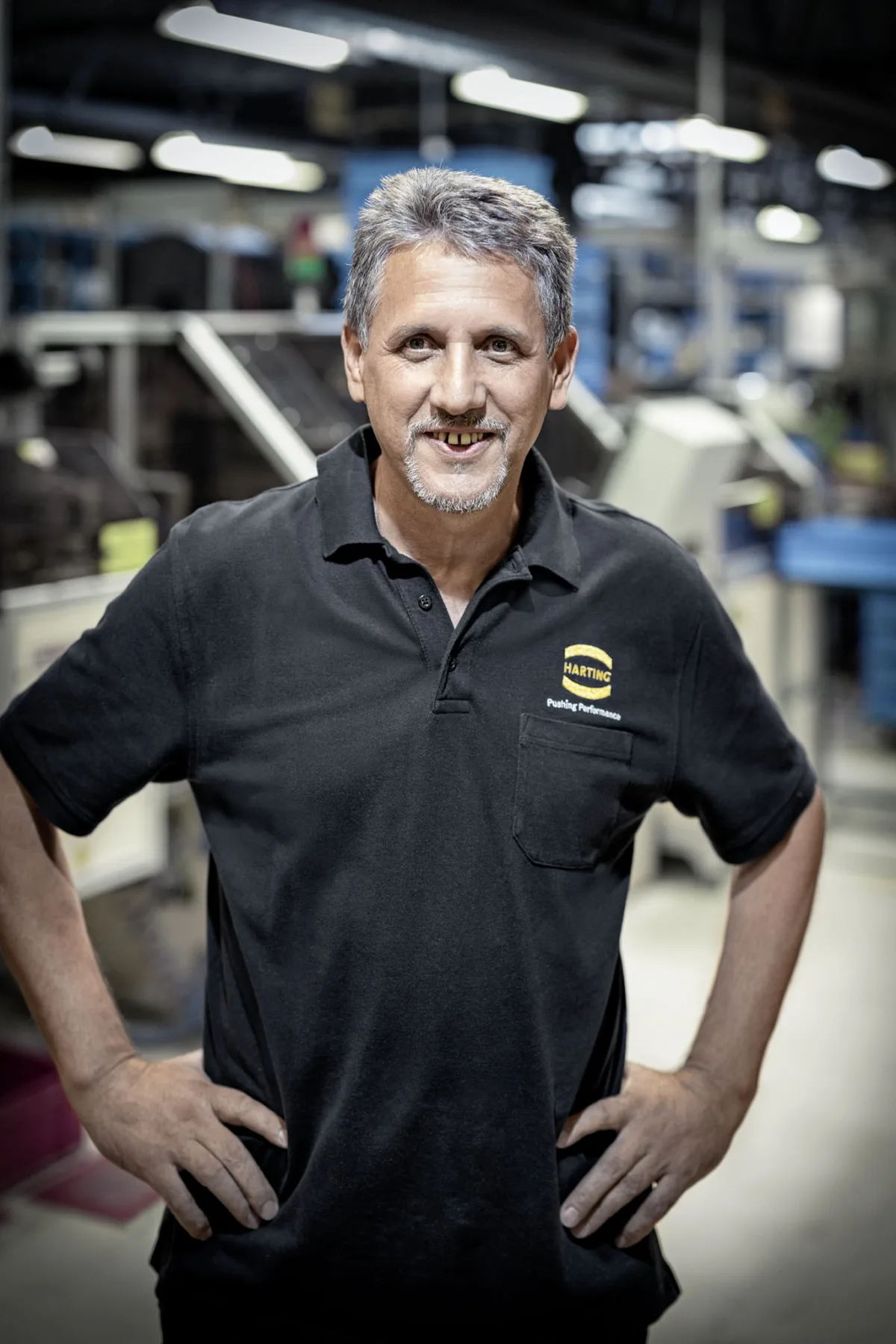 Portrait eines Mitarbeiters in der Produktionshalle bei Harting Biel, Unternehmensfotografie von Scanderbeg Sauer