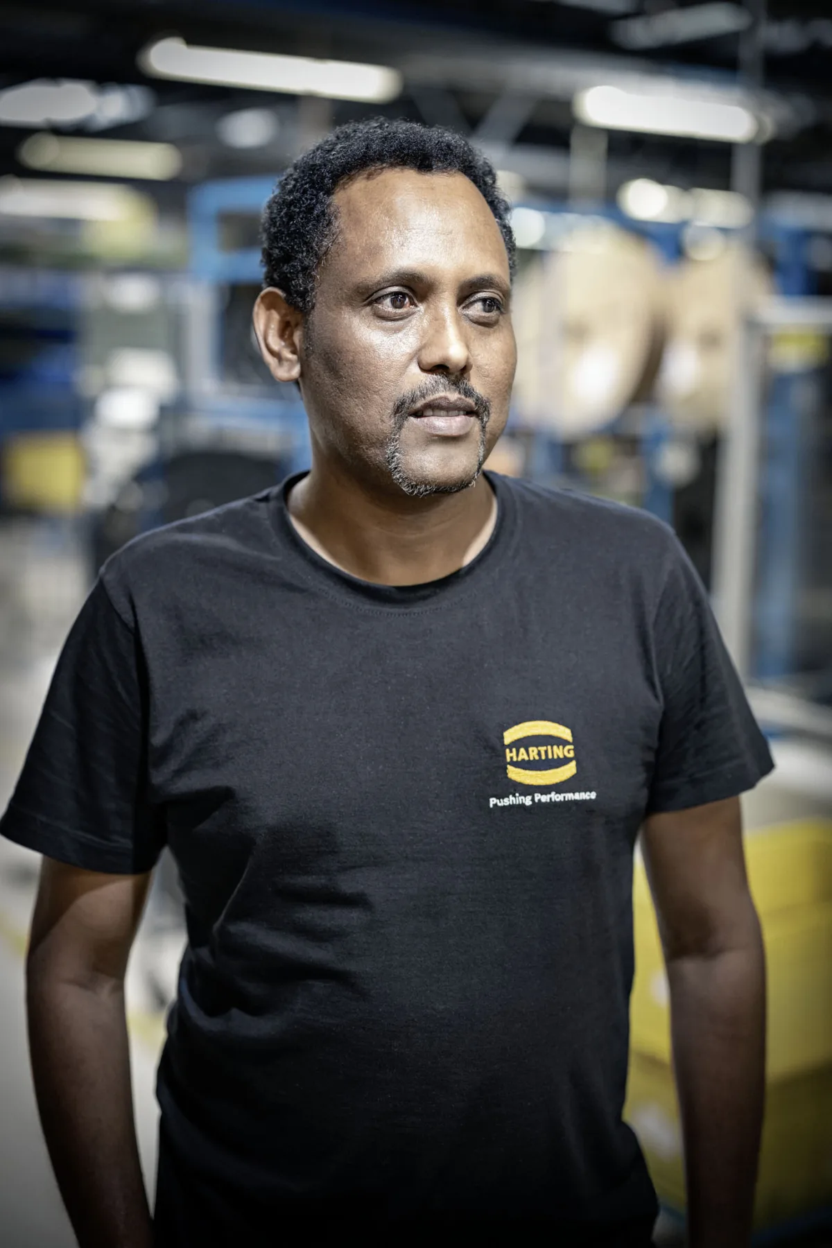 Portrait eines Mitarbeiters in der Produktion bei Harting Biel, Unternehmensfotografie von Scanderbeg Sauer