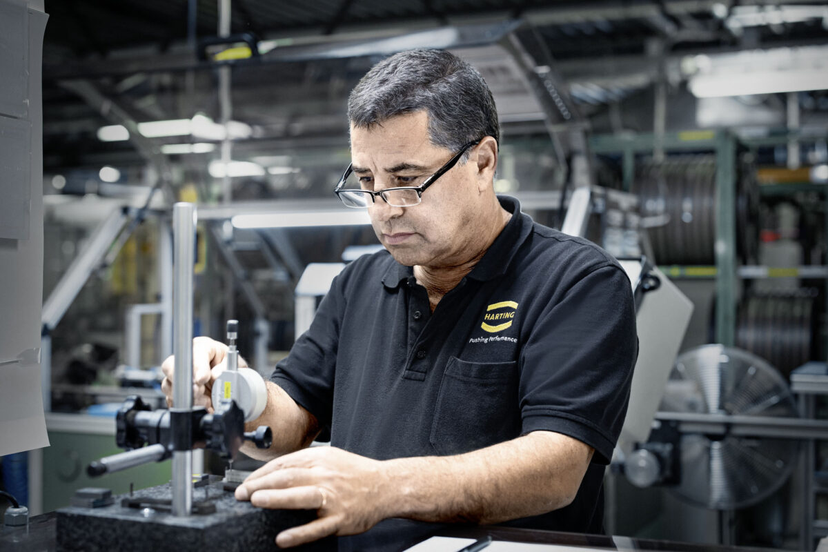 Mitarbeiter am Produktionsplatz bei Harting Biel, Unternehmensfotografie von Scanderbeg Sauer
