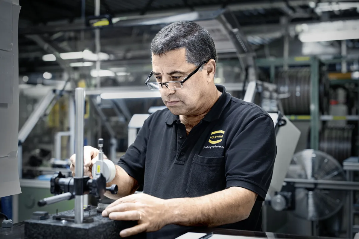 Mitarbeiter am Produktionsplatz bei Harting Biel, Unternehmensfotografie von Scanderbeg Sauer