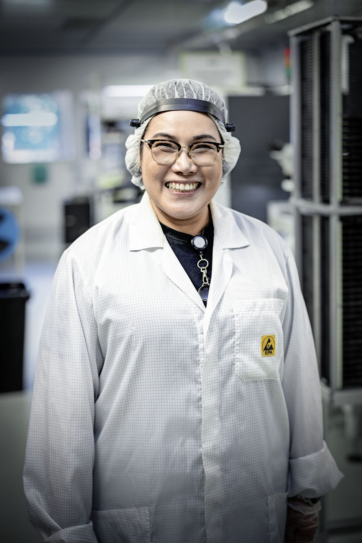 Portrait einer Mitarbeiterin in der Produktion bei Harting Biel, Unternehmensfotografie von Scanderbeg Sauer