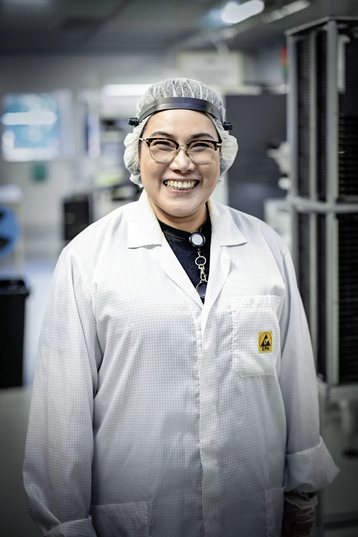 Portrait einer Mitarbeiterin in der Produktion bei Harting Biel, Unternehmensfotografie von Scanderbeg Sauer
