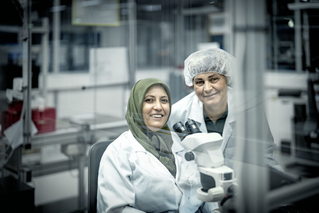 Zwei Mitarbeiterinnen in der Produktion bei Harting Biel, Unternehmensfotografie von Scanderbeg Sauer