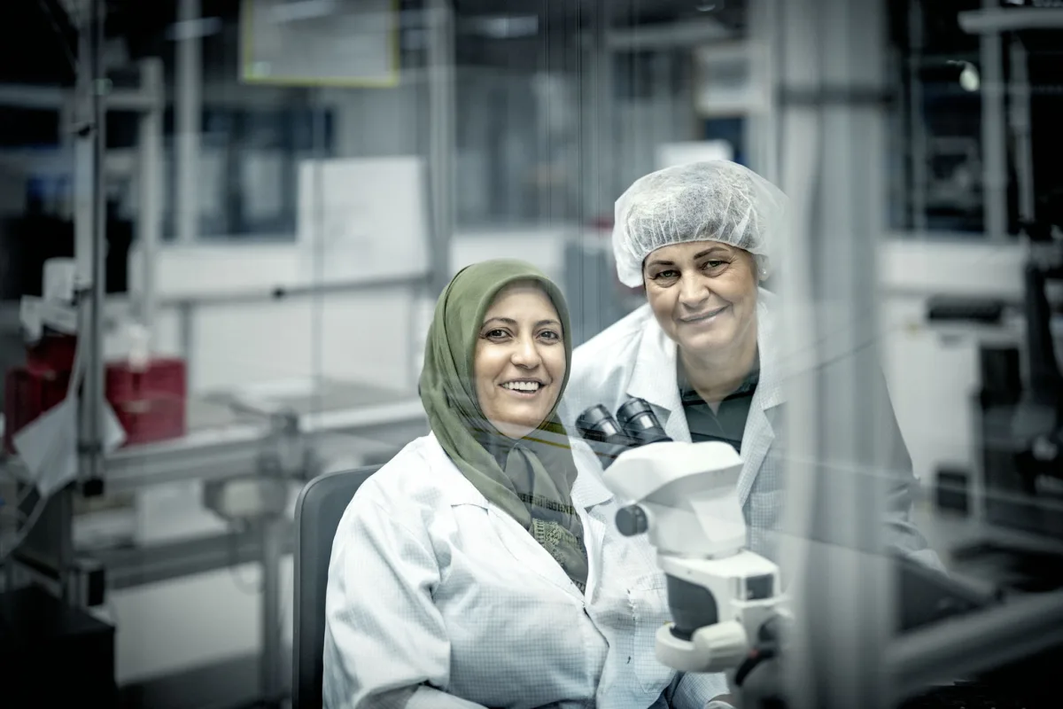 Zwei Mitarbeiterinnen in der Produktion bei Harting Biel, Unternehmensfotografie von Scanderbeg Sauer