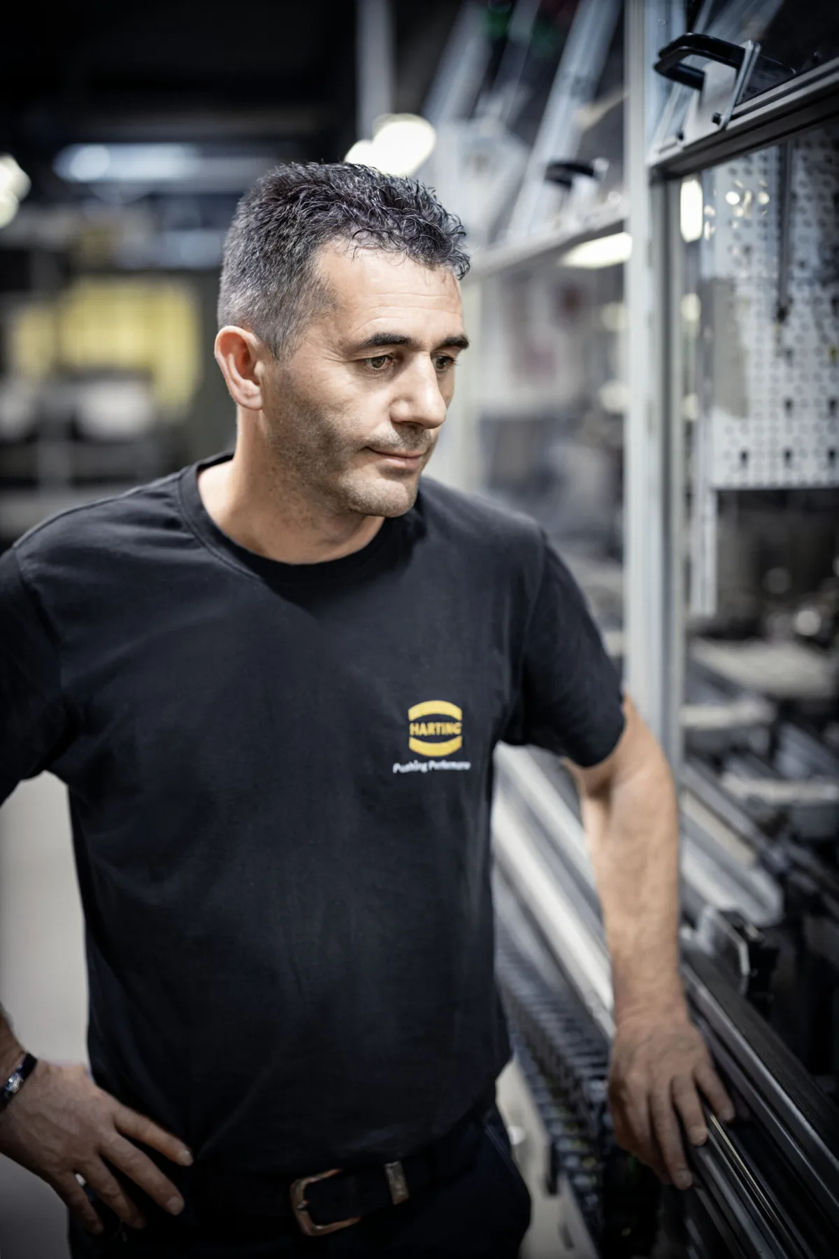 Mitarbeiterportrait am Materialregal bei Harting Biel, Unternehmensfotografie von Scanderbeg Sauer
