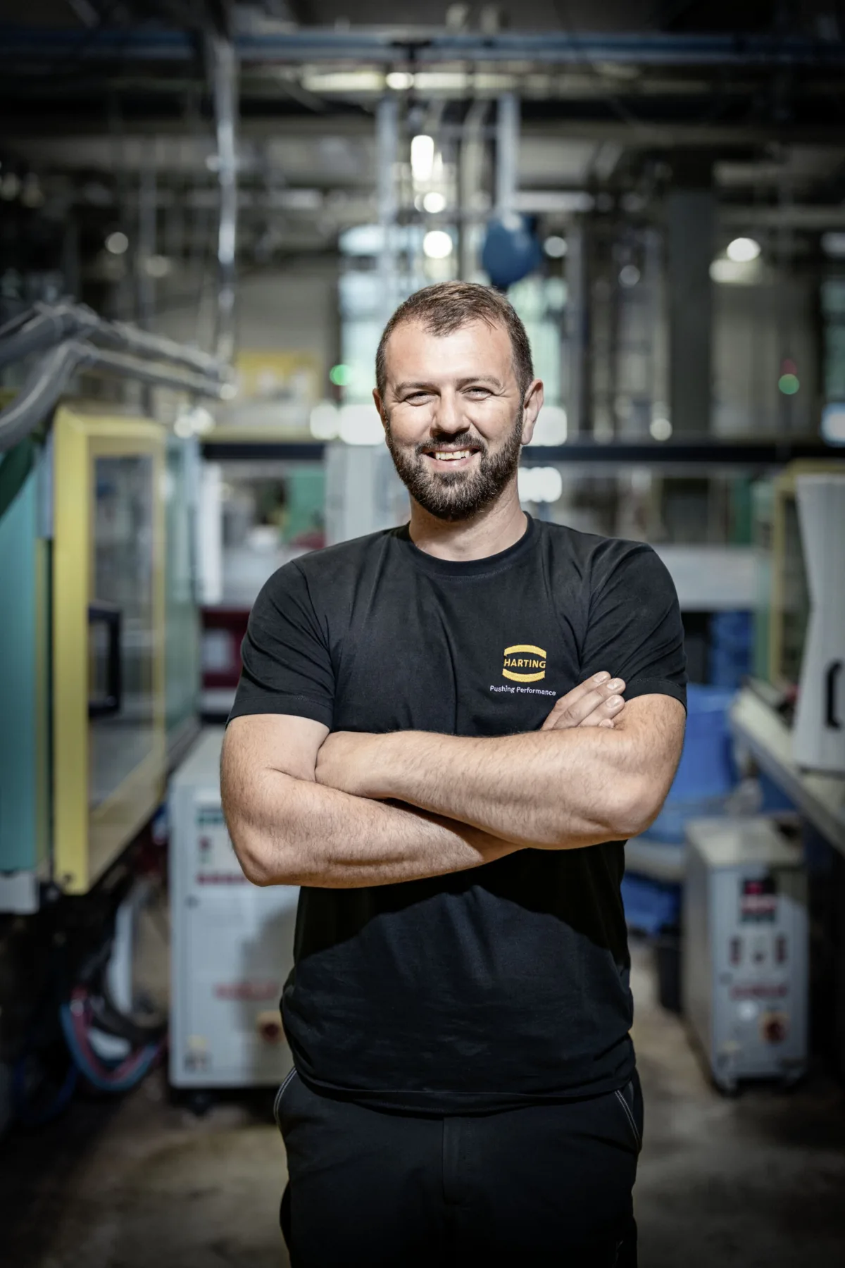 Mitarbeiterportrait in der Produktionshalle bei Harting Biel, Unternehmensfotografie von Scanderbeg Sauer