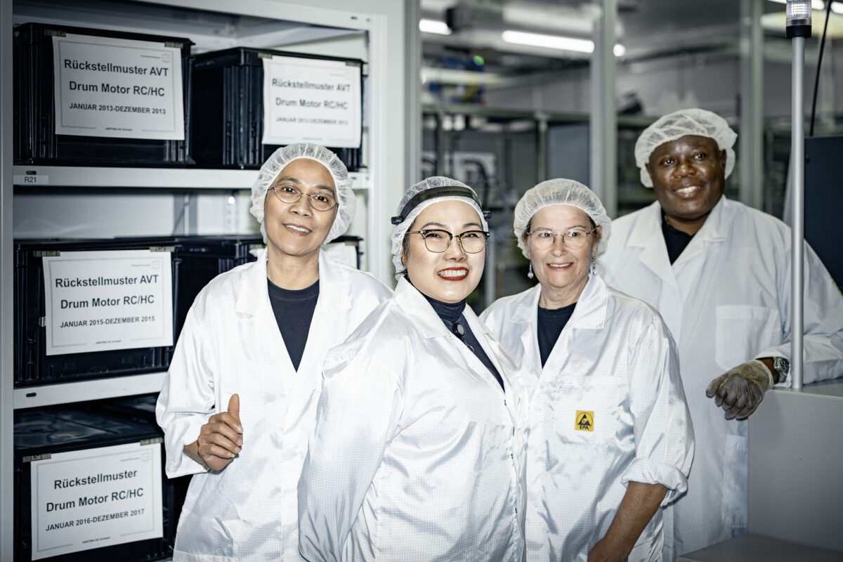 Gruppenportrait des Produktionsteams bei Harting Biel, Unternehmensfotografie von Scanderbeg Sauer