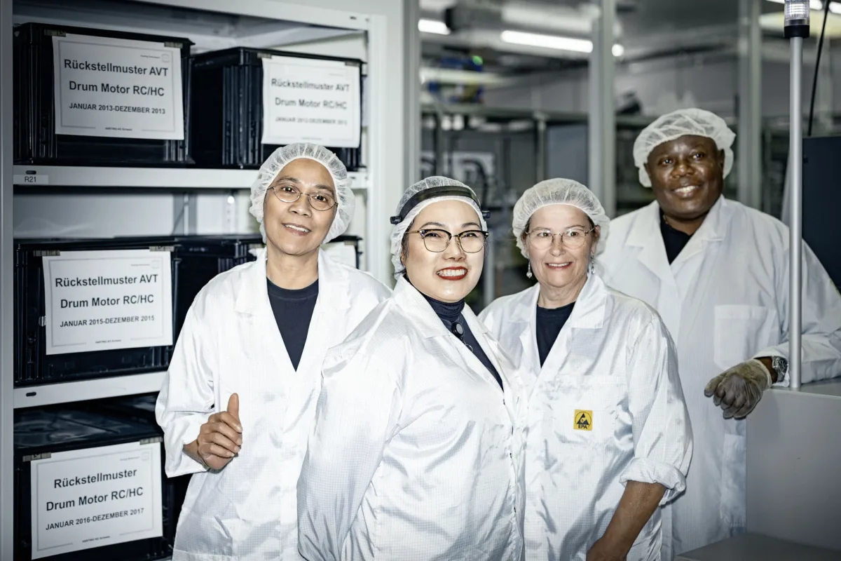 Gruppenportrait des Produktionsteams bei Harting Biel, Unternehmensfotografie von Scanderbeg Sauer