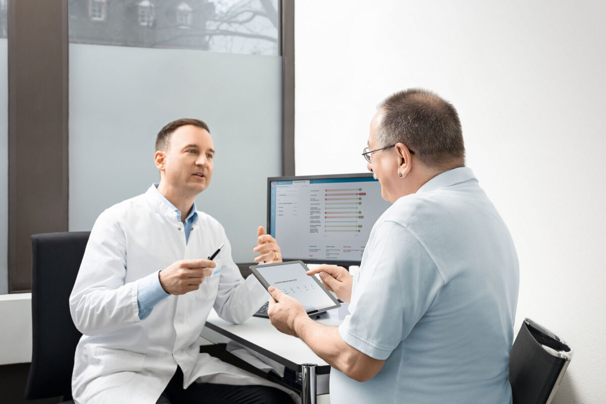 Mediziner bei der Befundung im Patientengespräch, Universitätsspital Basel, Unternehmensfotografie von Scanderbeg Sauer