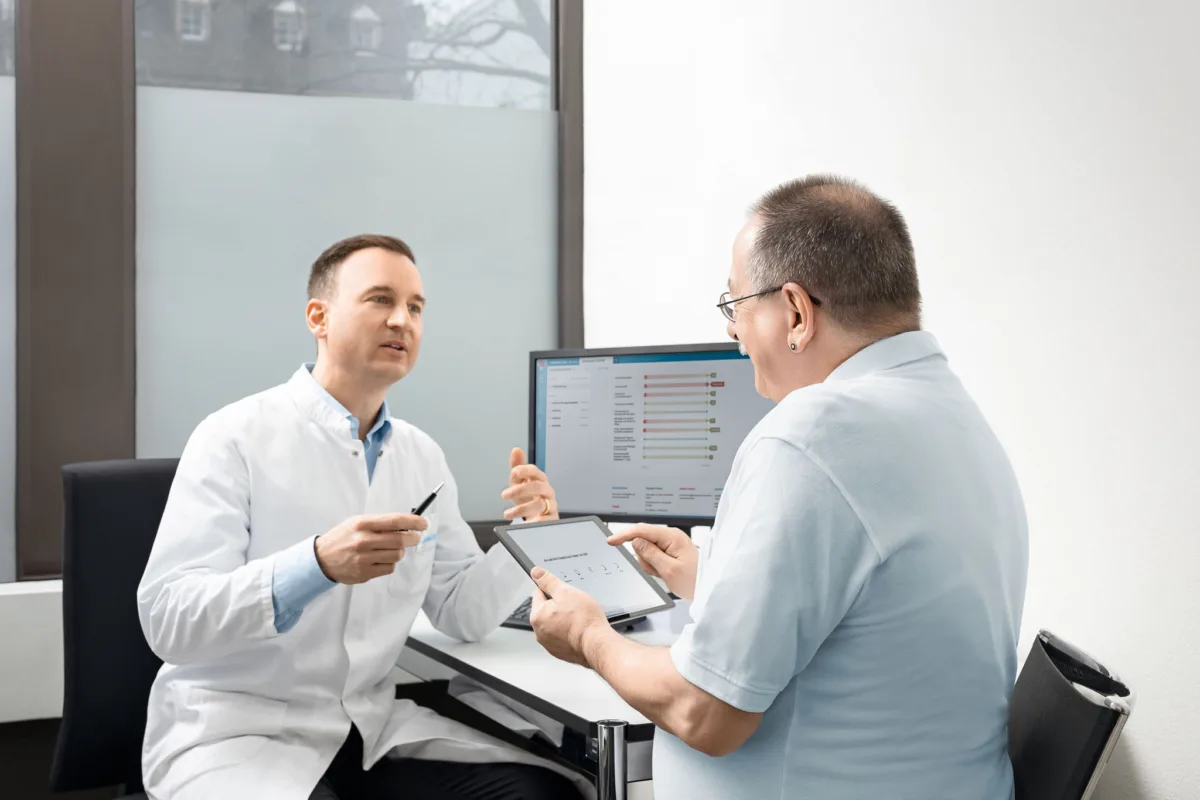 Mediziner bei der Befundung im Patientengespräch, Universitätsspital Basel, Unternehmensfotografie von Scanderbeg Sauer