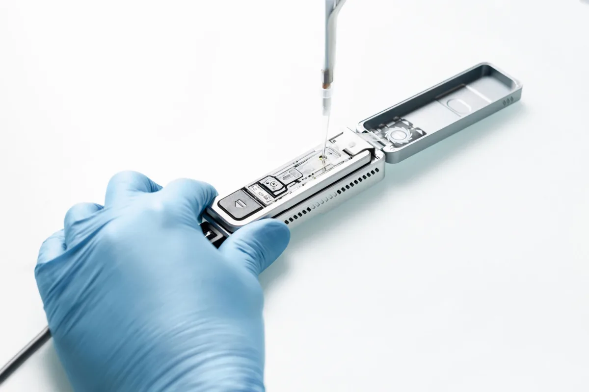 Behandschuhte Hand mit Laserinstrument, Universitätsspital Basel, Unternehmensfotografie von Scanderbeg Sauer