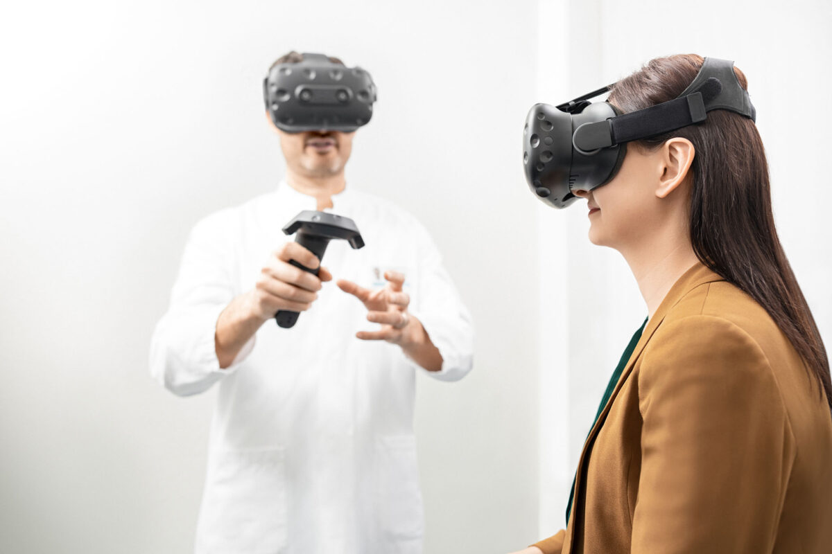 Virtual-Reality-Anwendung mit VR-Brillen, Universitätsspital Basel, Unternehmensfotografie von Scanderbeg Sauer