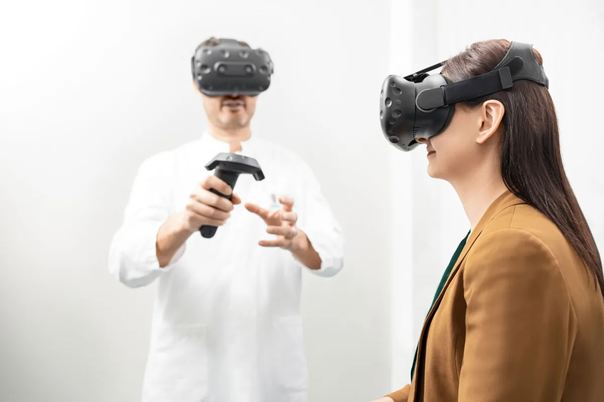 Virtual-Reality-Anwendung mit VR-Brillen, Universitätsspital Basel, Unternehmensfotografie von Scanderbeg Sauer