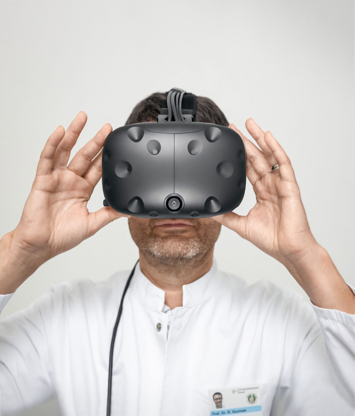Arzt mit VR-Brille bei einer Virtual-Reality-Anwendung, Universitätsspital Basel, Unternehmensfotografie von Scanderbeg Sauer