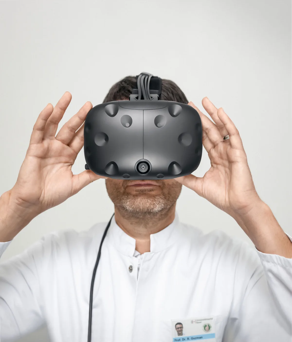 Arzt mit VR-Brille bei einer Virtual-Reality-Anwendung, Universitätsspital Basel, Unternehmensfotografie von Scanderbeg Sauer