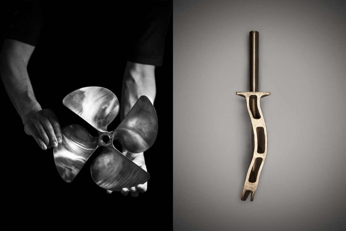 Bronzepropeller in Händen und hölzernes Bootsbauteil eines Boesch Mahagoni-Motorboots, Detailaufnahmen, Boesch Kilchberg, Bootsfotografie von Scanderbeg Sauer