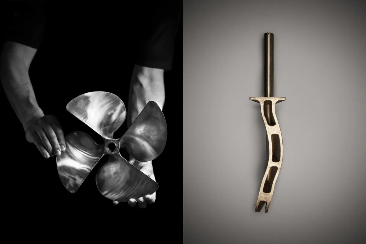 Bronzepropeller in Händen und hölzernes Bootsbauteil eines Boesch Mahagoni-Motorboots, Detailaufnahmen, Boesch Kilchberg, Bootsfotografie von Scanderbeg Sauer