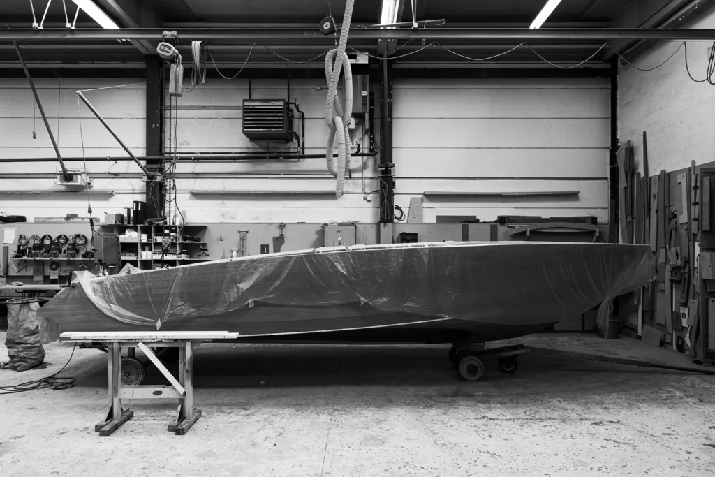 Rohbau eines Boesch Mahagoni-Motorboots in der Bootswerft, Schwarzweiss-Aufnahme, Boesch Kilchberg, Bootsfotografie von Scanderbeg Sauer