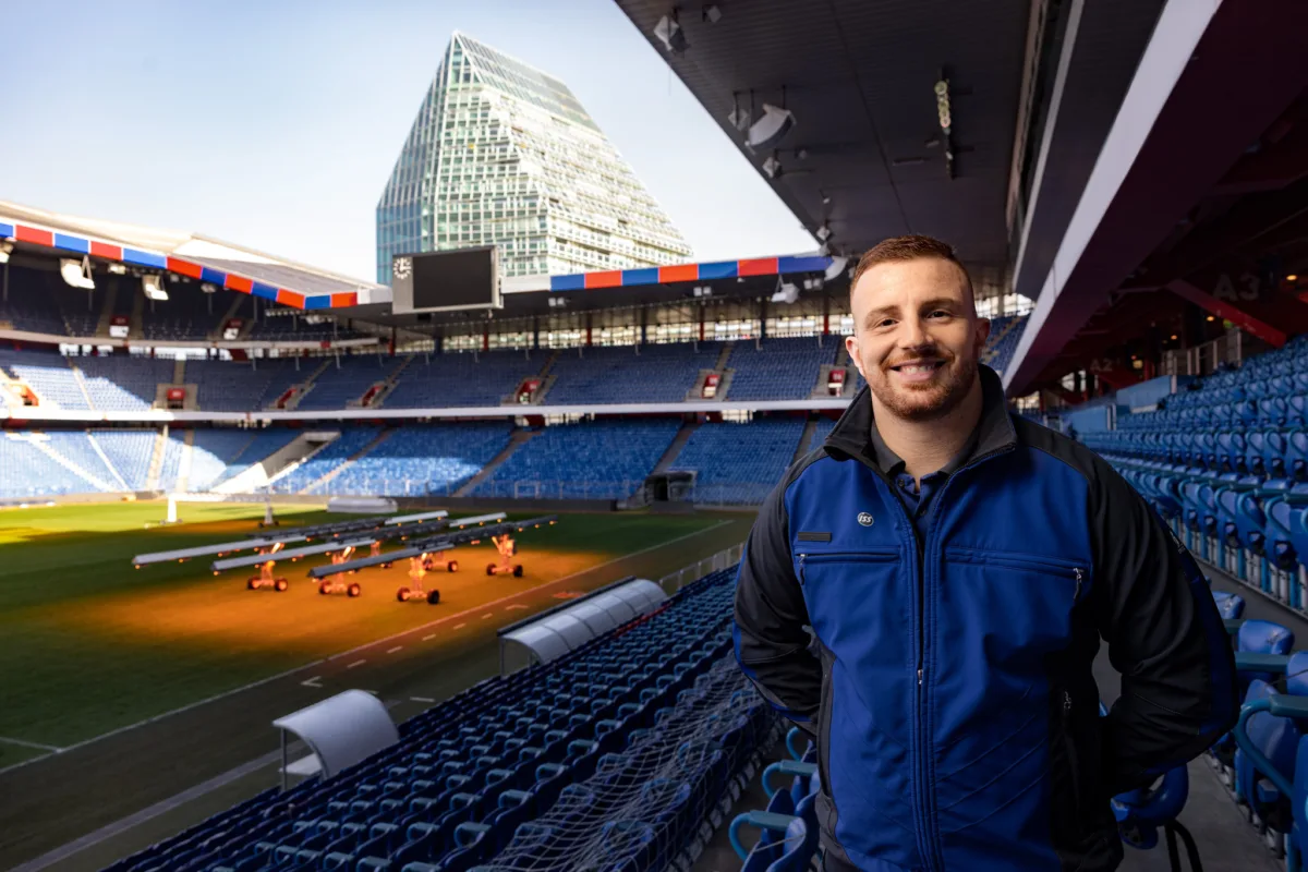 Employer Branding Fotografie ISS Schweiz, Mitarbeiter Portrait im St. Jakob-Park Basel, von Scanderbeg Sauer