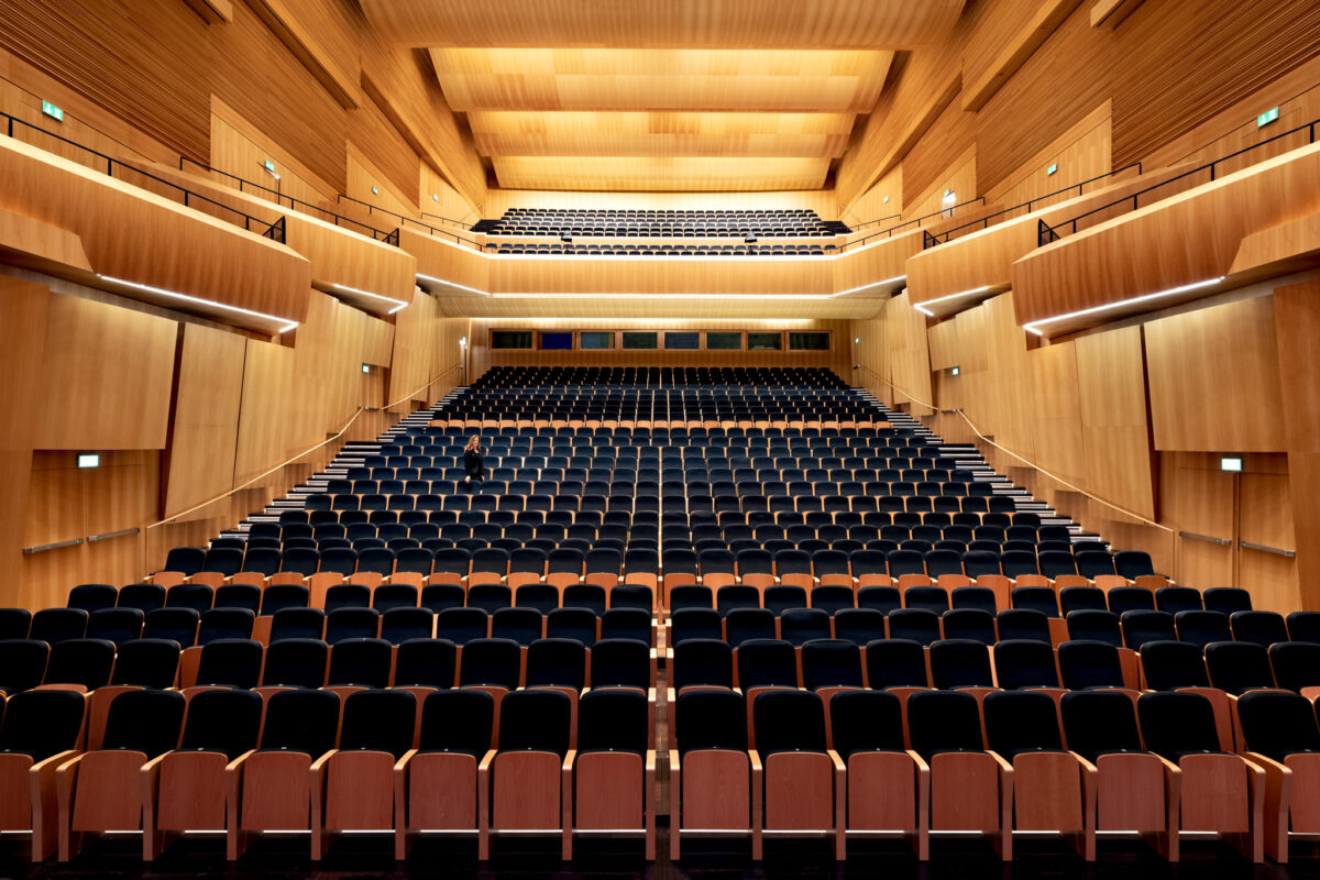 Employer Branding Fotografie ISS Schweiz, LAC Lugano Konzertsaal, von Scanderbeg Sauer