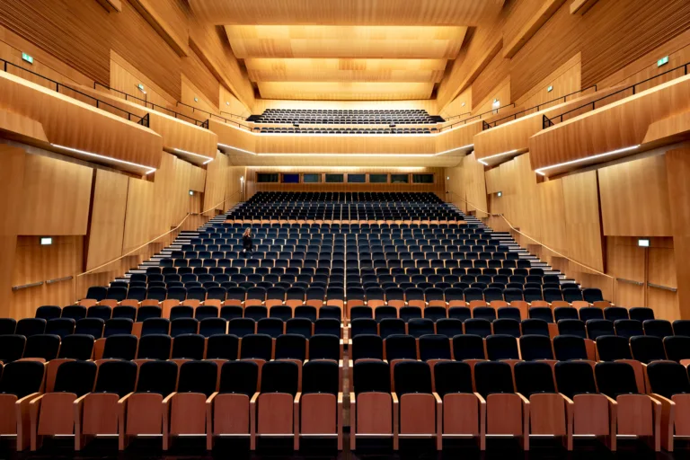 Employer Branding Fotografie ISS Schweiz, LAC Lugano Konzertsaal, von Scanderbeg Sauer