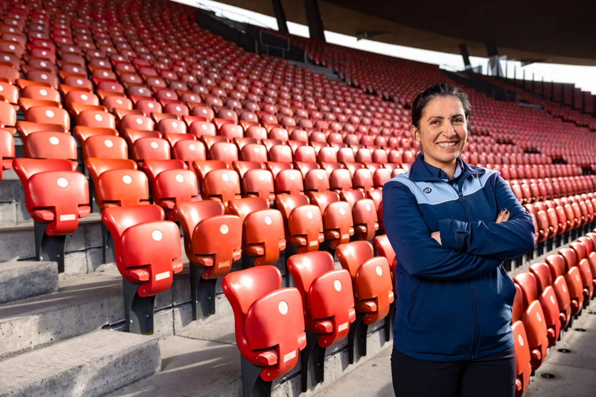 Employer Branding Fotografie ISS Schweiz, Mitarbeiterin Portrait im Letzigrund Zürich, von Scanderbeg Sauer