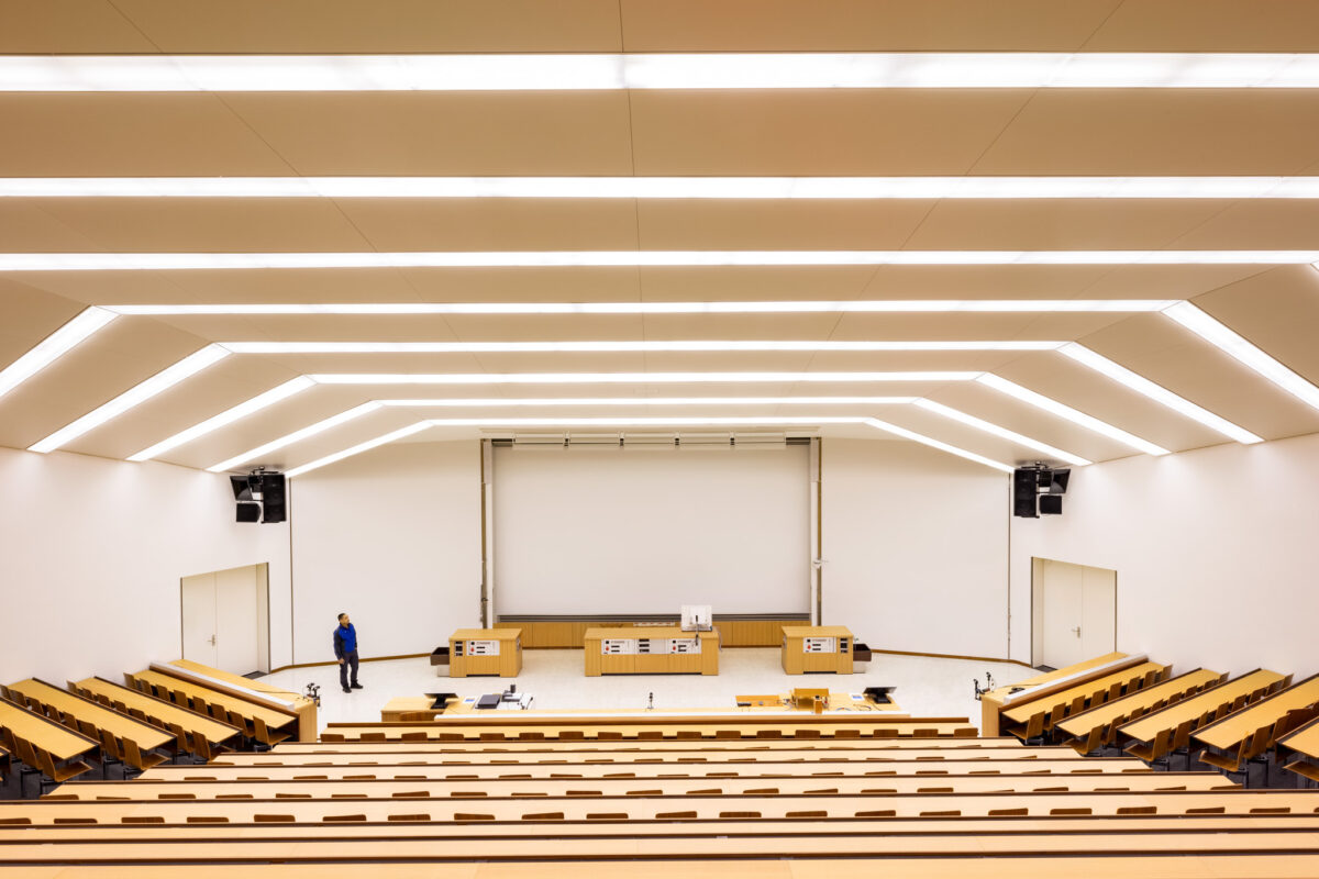 Employer Branding Fotografie ISS Schweiz, leerer Hörsaal ETH Zürich, von Scanderbeg Sauer