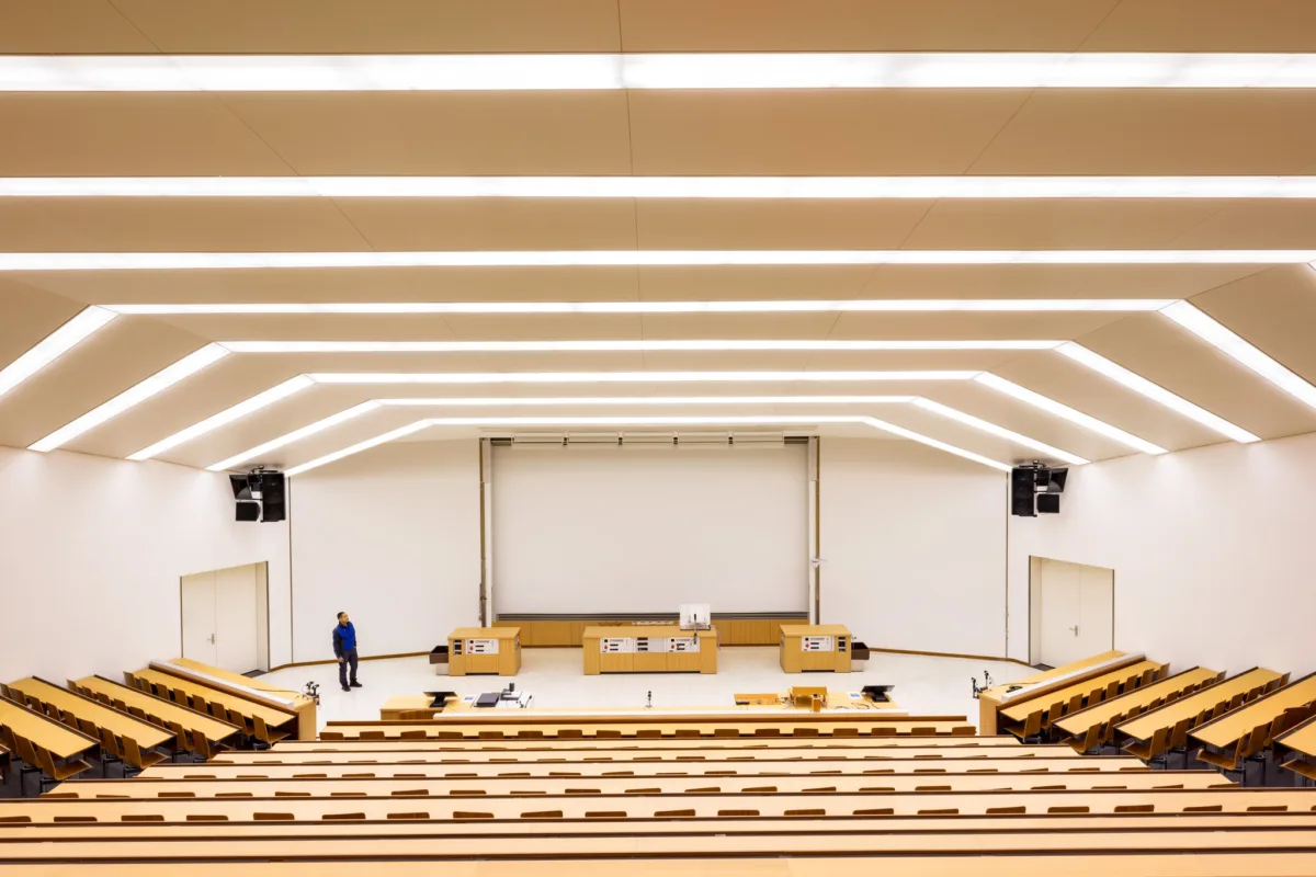 Employer Branding Fotografie ISS Schweiz, leerer Hörsaal ETH Zürich, von Scanderbeg Sauer