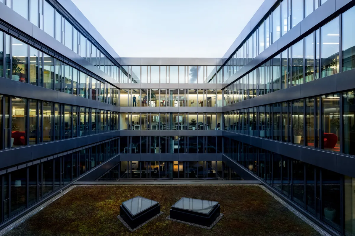Employer Branding Fotografie ISS Schweiz, Innenhof Swisscom Büro Zürich, von Scanderbeg Sauer
