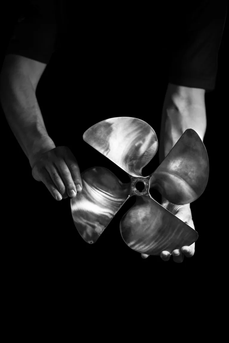Bronzepropeller eines Boesch Mahagoni-Motorboots, in Händen gehalten, Boesch Kilchberg, Bootsfotografie von Scanderbeg Sauer