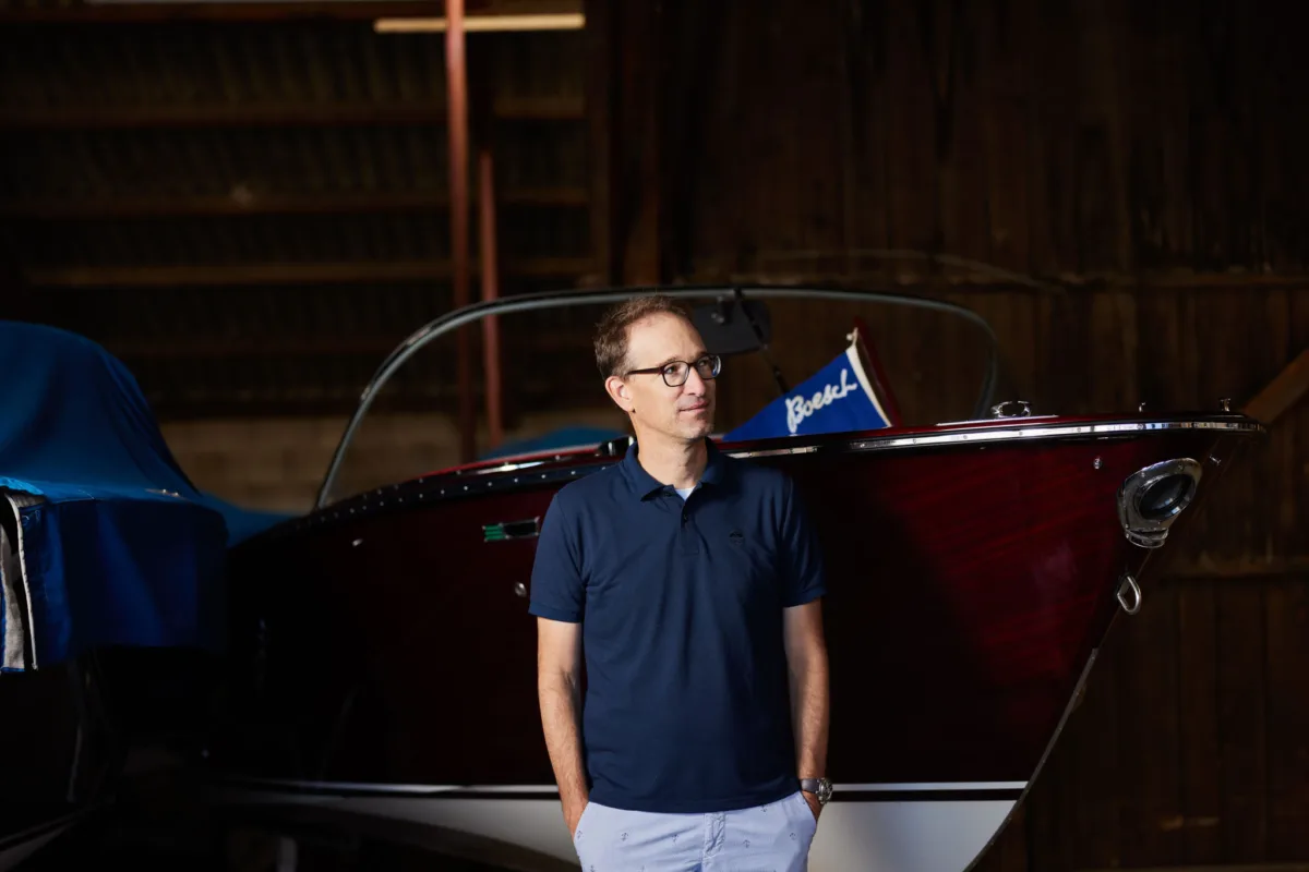 CEO Portrait Markus Boesch in der Bootshalle bei Boesch Kilchberg, Bootsfotografie von Scanderbeg Sauer