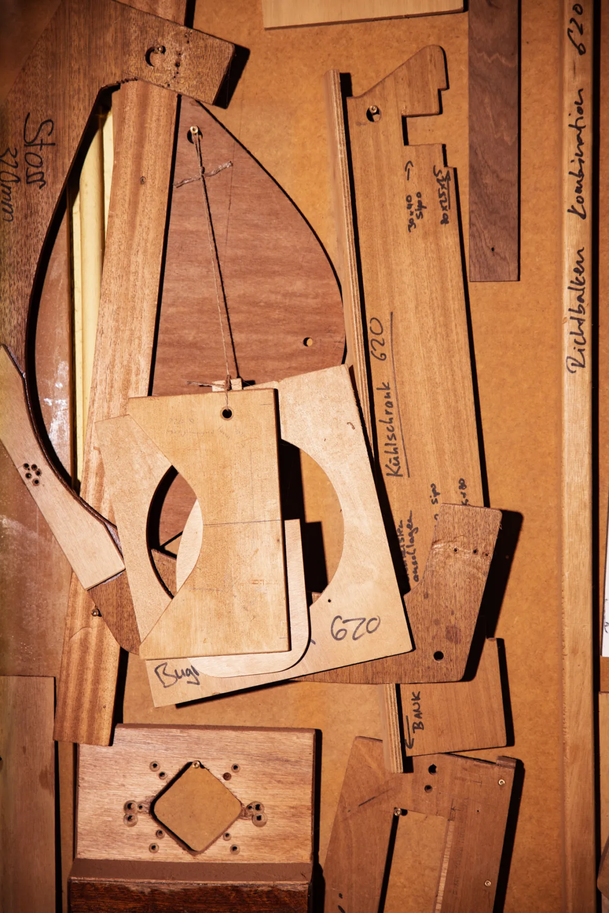 Holzschablonen für den Bootsbau bei Boesch mit handschriftlichen Modellbezeichnungen, Boesch Kilchberg, Bootsfotografie von Scanderbeg Sauer
