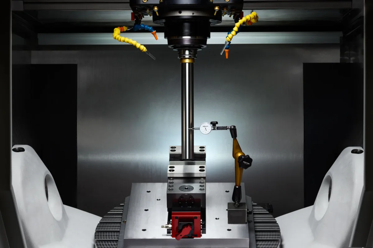 CNC-Fräskopf bei Rego-Fix Tenniken, Industriefotografie von Scanderbeg Sauer