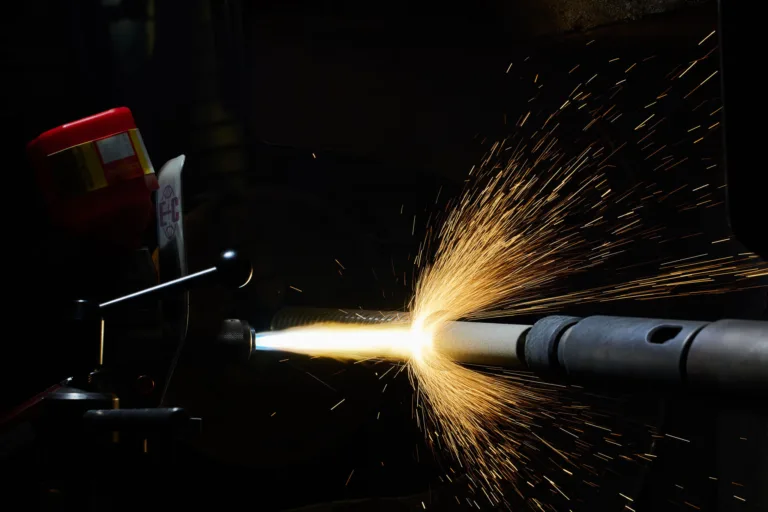 Funkenflug bei Präzisionsbearbeitung bei Techmosim Muttenz, industrial photography by Scanderbeg Sauer