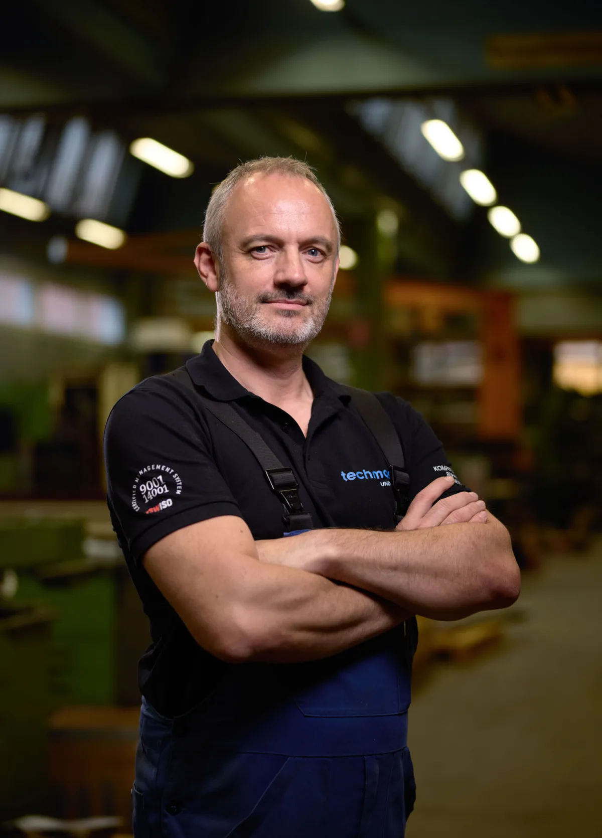 Mitarbeiterportrait in der Werkstatt, Techmosim Muttenz, Industriefotografie von Scanderbeg Sauer